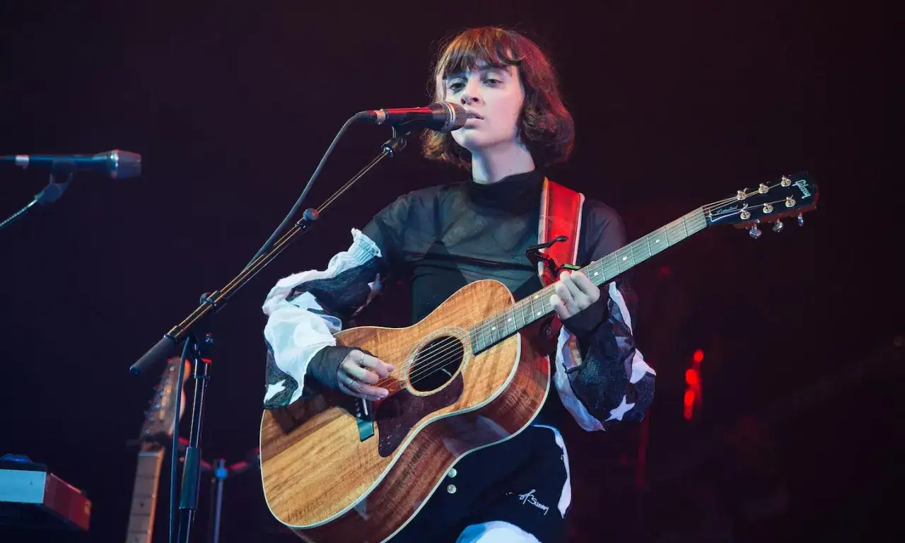 Una de las cantantes francesas más talentosas, tocando la guitarra y cantando en el escenario.