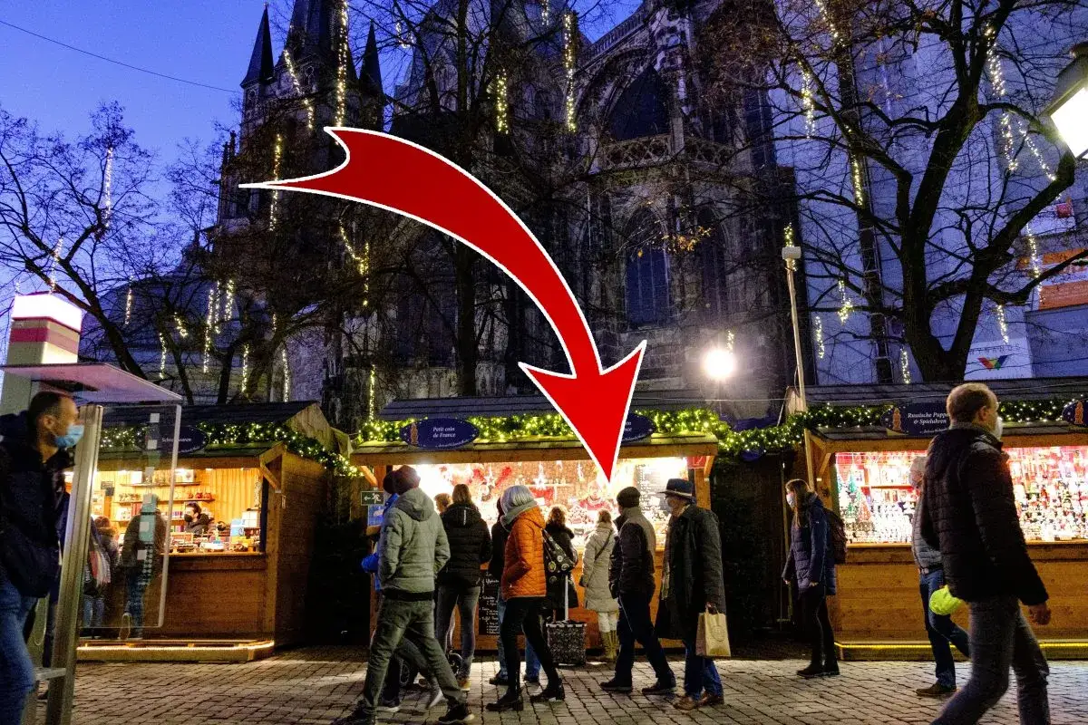 Besucher schlendern über den Weihnachtsmarkt vor dem Dom. Hier gibt es den besten Weihnachtsmarkt NRW.