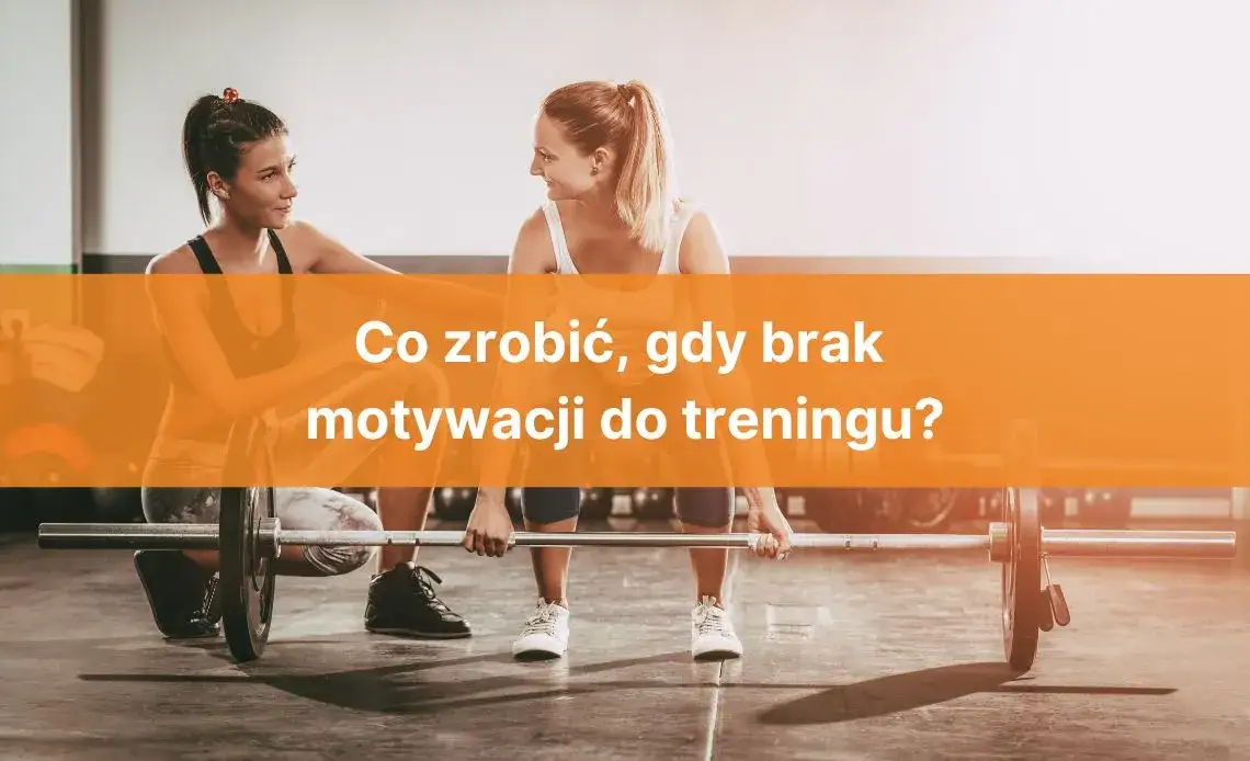 osoba zmagająca się z brakiem motywacji do treningu, siedząca na kanapie