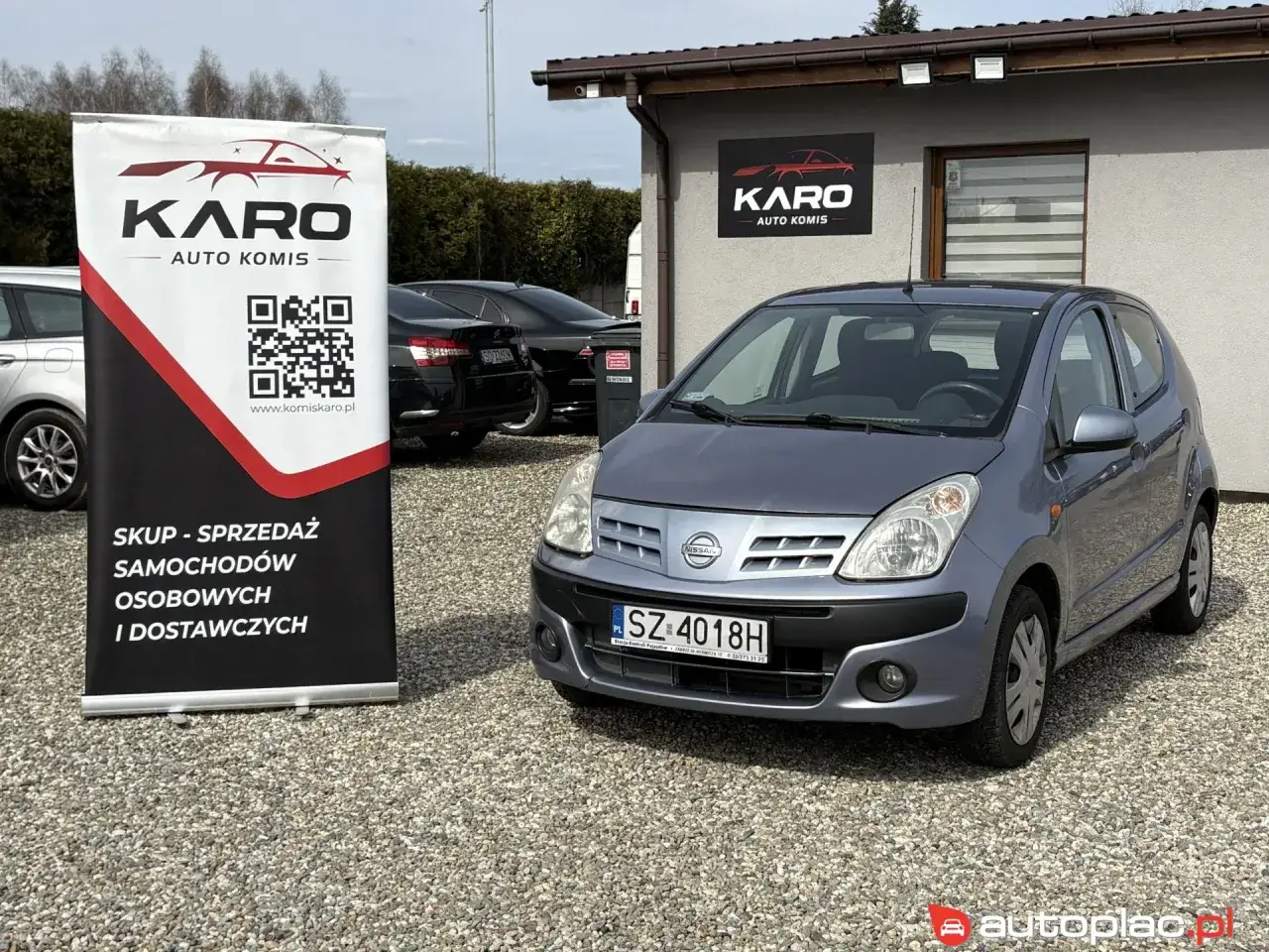 Szary Nissan Pixo na placu komisu samochodowego KARO.