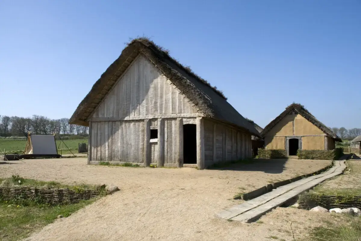 Wikingerhäuser mit Reetdach in Haithabu. Ein toller Ort für einen historischen Urlaub.