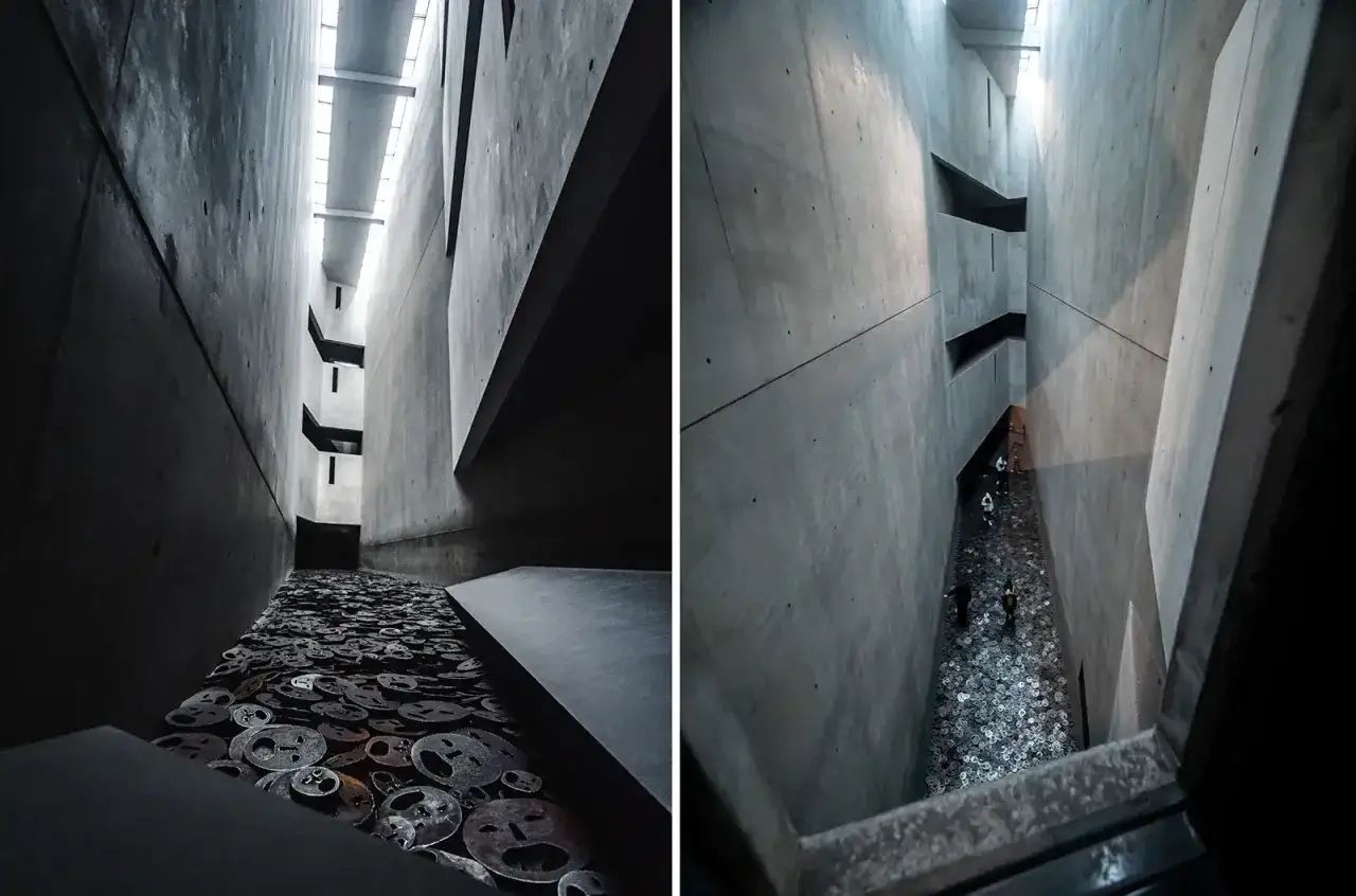 W Muzeum Żydowskim w Berlinie, betonowe korytarze prowadzą do instalacji z metalowych twarzy.
