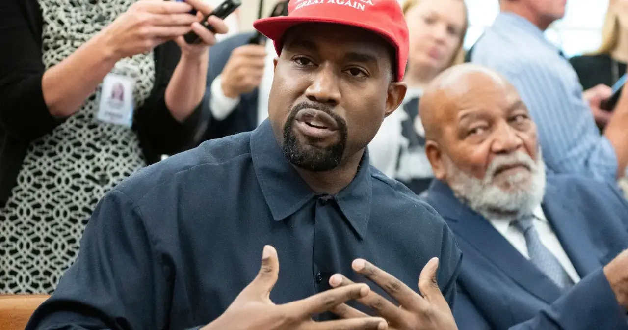 Kanye West w czerwonej czapce 