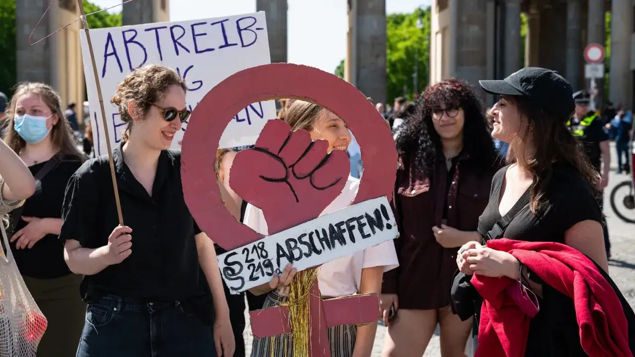 Frauen demonstrieren f&uuml;r das Recht auf Abtreibung. Eine evangelische Kirche sollte sich f&uuml;r die Abschaffung von &sect;218 einsetzen.