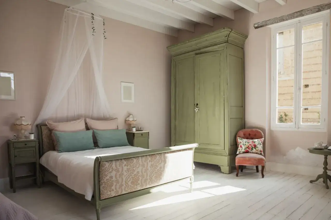 Une armoire verte patinée, une idée de couleur pour repeindre un meuble en bois. Chambre douce et lumineuse.