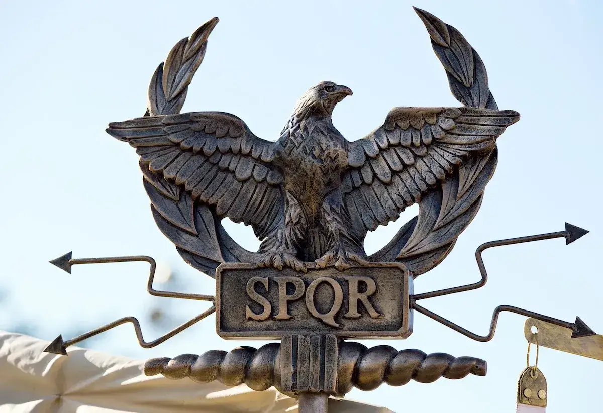 Aquila romana con SPQR. La leggenda dell'aquila è vera? Simbolo di potere e gloria, un'icona che ancora affascina.