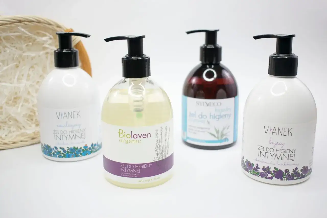 Cztery żele do higieny intymnej: nawilżający Vianek, organiczny Biolaven, łagodny Sylveco i kojący Vianek. Delikatna pielęgnacja, nie tylko samą wodą.