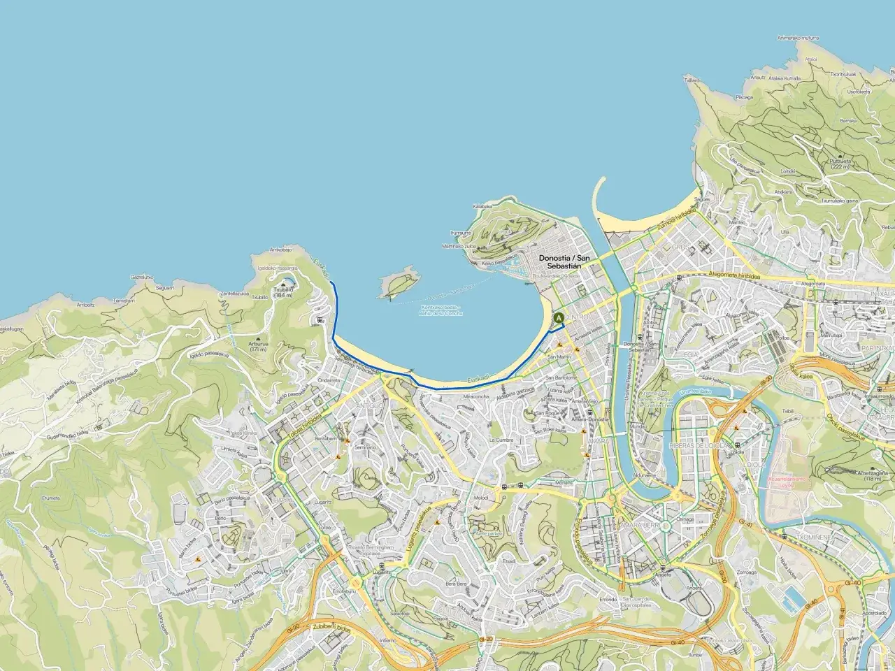 Mapa zentruko Donostia / San Sebastián, zentroa, portua eta hondartza erakusten ditu. San Sebastián loty.