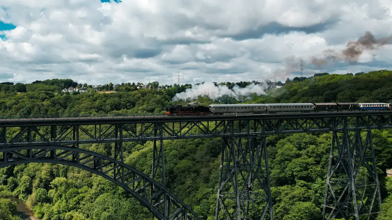 Dampflok fährt über die Müngstener Brücke, ein historisches Erlebnis in Remscheid.