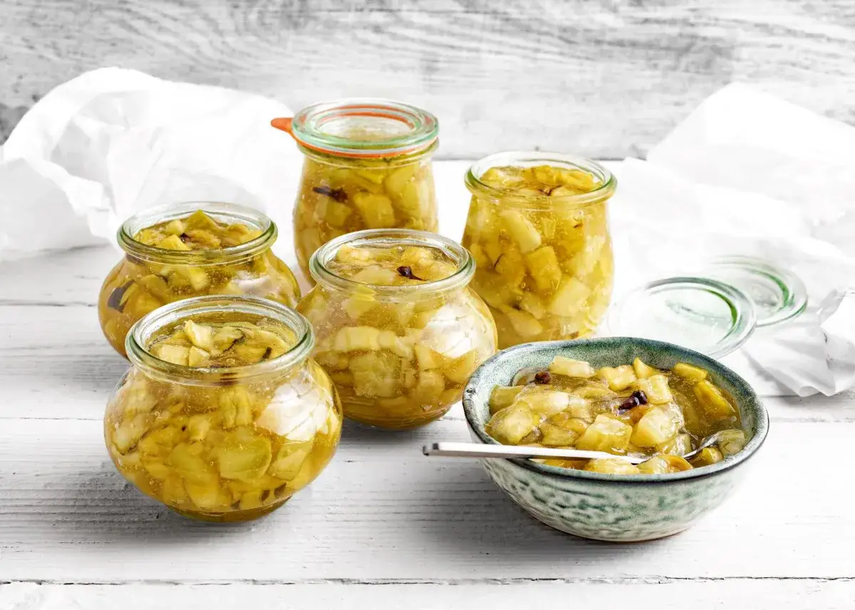 Słoiki pełne domowej cukinii w zalewie słodko-kwaśnej z curry. Aromatyczny dodatek do dań.