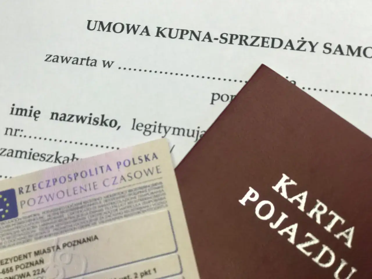Umowa kupna-sprzedaży auta używanego od osoby prywatnej. Dokumenty: umowa, dowód rejestracyjny i karta pojazdu. Rękojmia auto używany od osoby prywatnej.