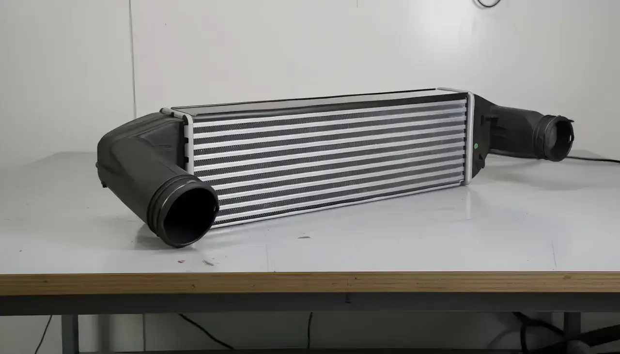 Kuler samochodowy z aluminiowym rdzeniem i czarnymi wlotami.