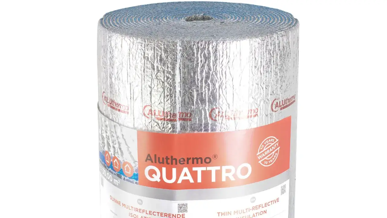 Zwijana izolacja Aluthermo QUATTRO z folią aluminiową, zapewniająca wysoki opór cieplny.