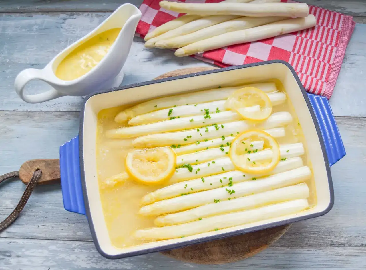 Spargel im Backofen mit Zitrone und Kr&auml;utern, dazu Sauce Hollandaise. Die Zubereitungszeit f&uuml;r Spargel im Backofen wie lange ist, h&auml;ngt von der Dicke ab.