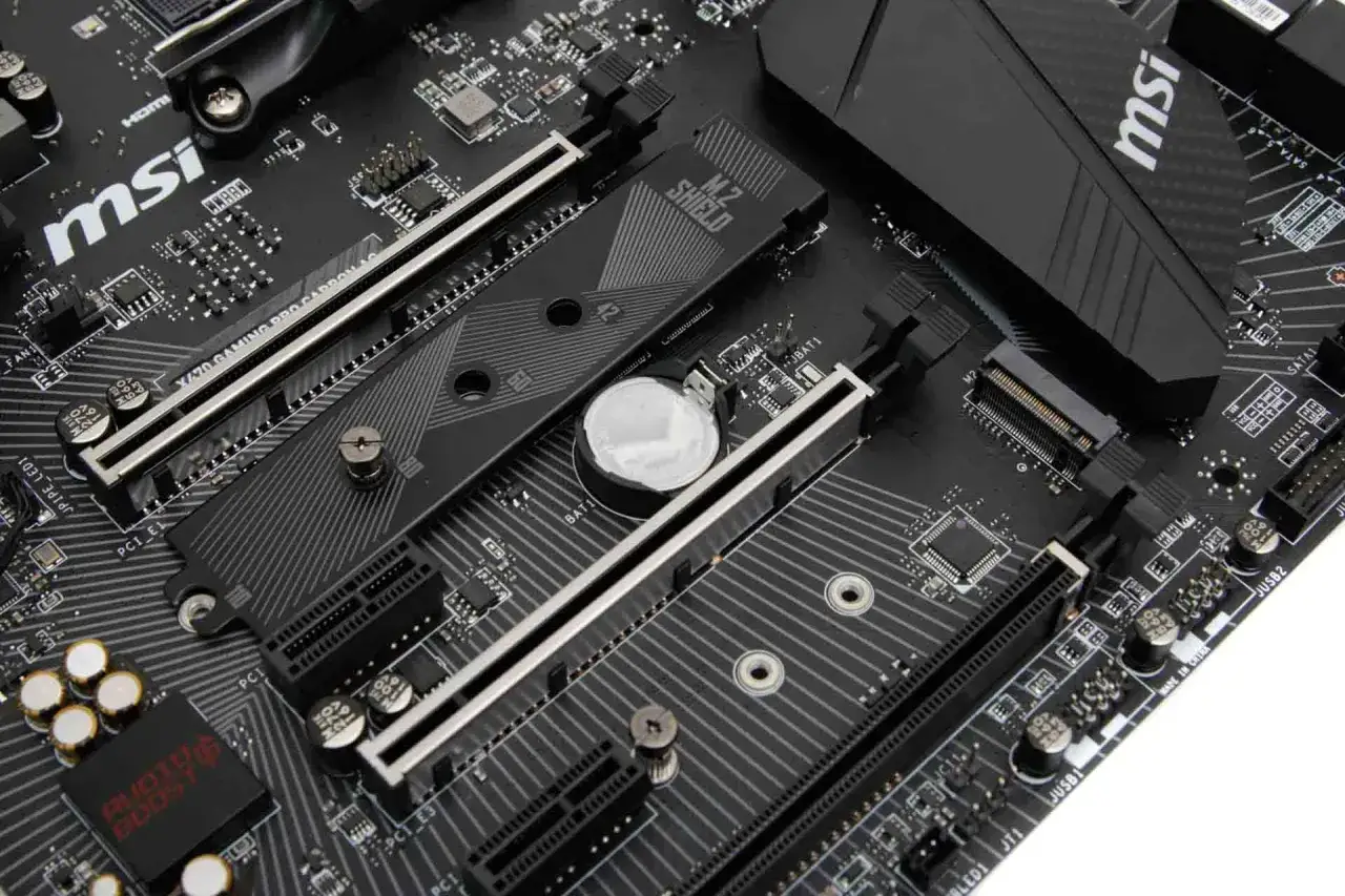 Carte m&egrave;re MSI avec deux emplacements M.2 pour ssd, un dissipateur thermique M.2 Shield et des connecteurs PCI.