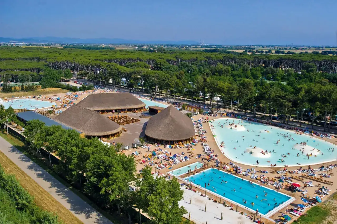 Wakacyjny wypoczynek w parku Albatros Village: baseny, plaże, restauracje pod strzechą i mnóstwo zieleni.