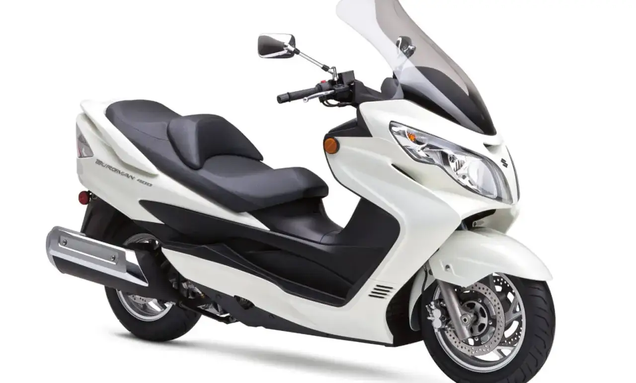Biały Suzuki Burgman 400, skuter idealny do miasta i na trasy. Poznaj jego suzuki burgman 400 wady i zalety.