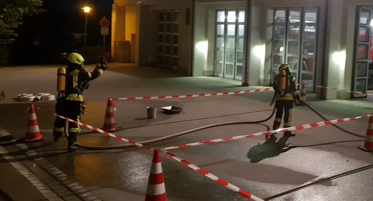 Feuerwehrleute in voller Montur üben den Ernstfall. Die Ausbildung bei der Berufsfeuerwehr ist intensiv und praxisnah.