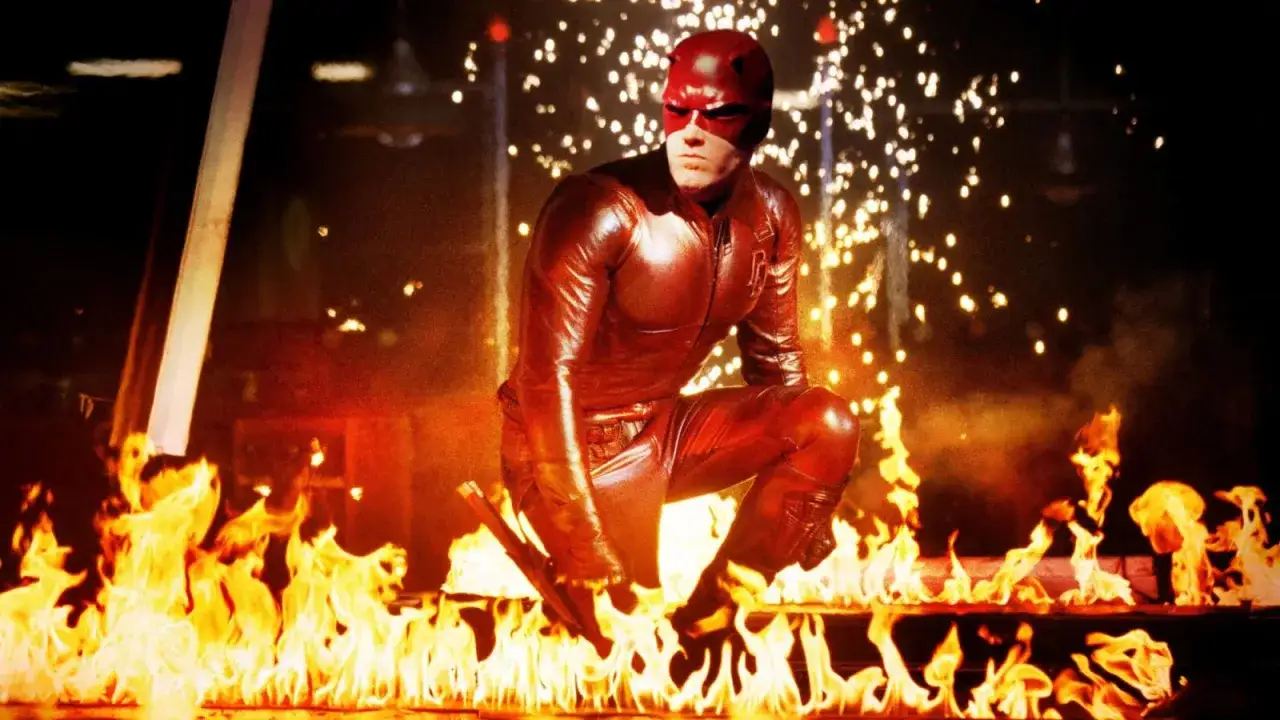 Ben Affleck jako Daredevil w płomieniach. Scena akcji z jednego z jego filmów.