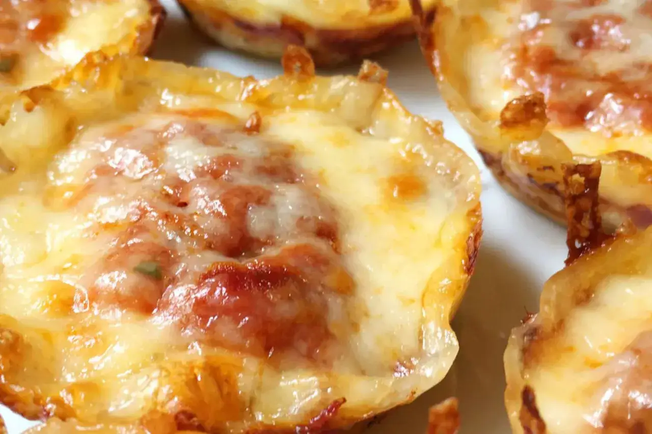 Kleine, knusprige T&ouml;rtchen mit geschmolzenem K&auml;se und Tomatenf&uuml;llung &ndash; perfektes schnelles Fingerfood f&uuml;r jede Party.