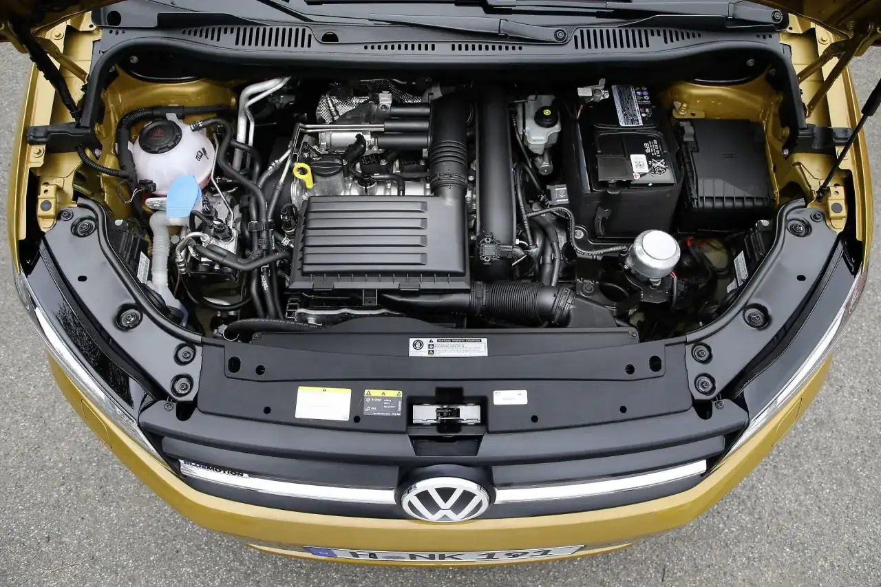 Silnik 1.4 TSI EA211 w autach VW Polo, Golf, Skoda Octavia, Seat Leon. Widok komory silnika.