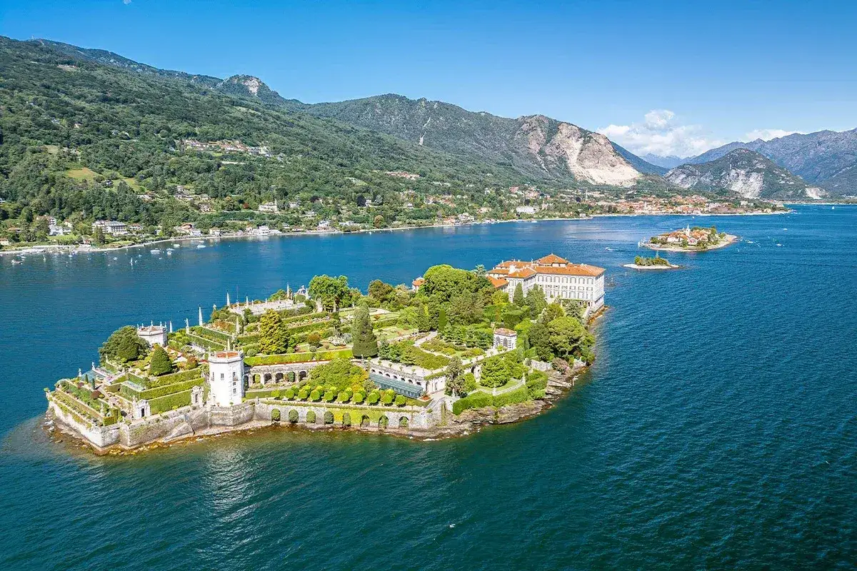 Isola Bella e i suoi giardini terrazzati, un gioiello del Lago Maggiore. Cosa vedere: un'oasi di bellezza tra ville e natura.