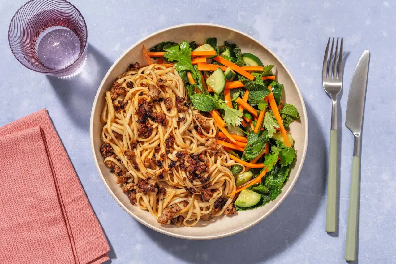 En sk&aring;l med vietnamesisk mat: nudlar med k&ouml;ttf&auml;rs och en fr&auml;sch sallad med gurka, mor&ouml;tter och mynta.