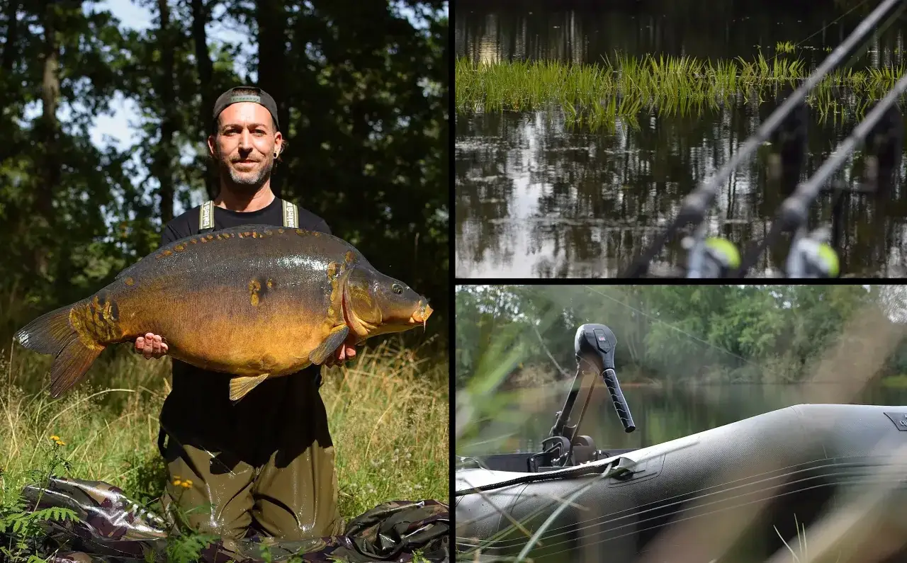 Gl&uuml;cklicher Angler pr&auml;sentiert seinen riesigen Karpfen. Im Hintergrund: Angelruten am Wasser und ein Schlauchboot. Erfolgreich Karpfen fangen!