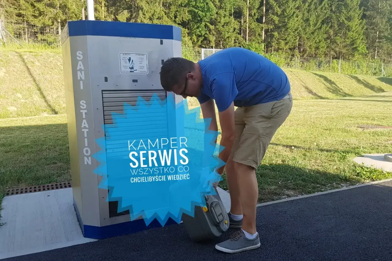 Mężczyzna korzysta z Sani Station, punktu serwisowego na parkingu dla kamperów. W tle las i zielona trawa.