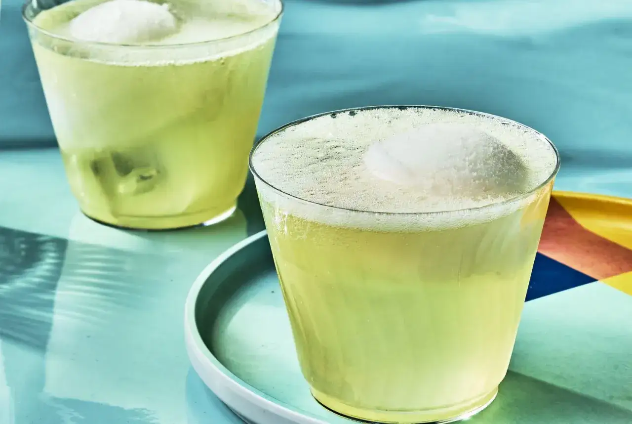 Två glas med bubblig limoncello sorbet-drink, en perfekt svalkande sommardryck.
