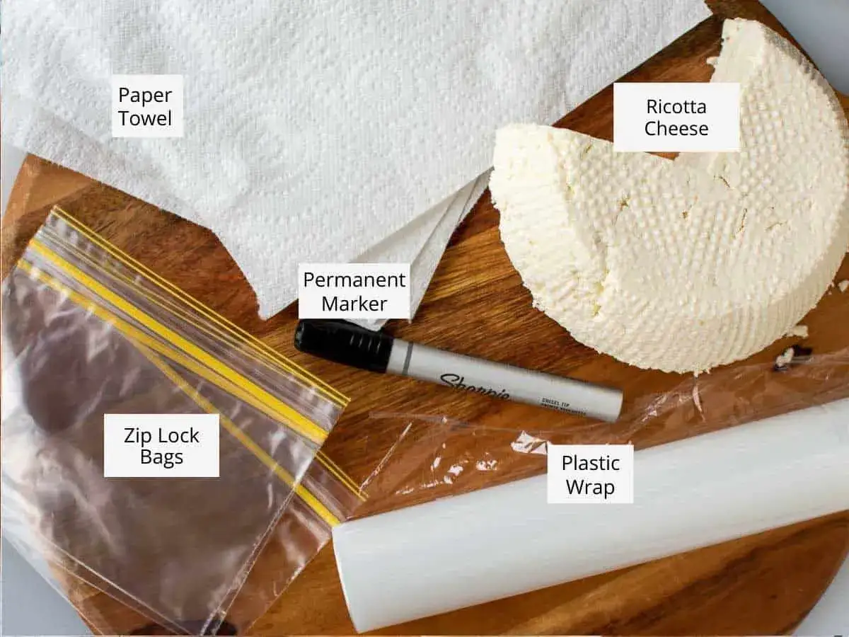 Pour savoir si on peut congeler de la ricotta, voici le mat&eacute;riel : fromage, sacs cong&eacute;lation, film plastique, essuie-tout, marqueur.