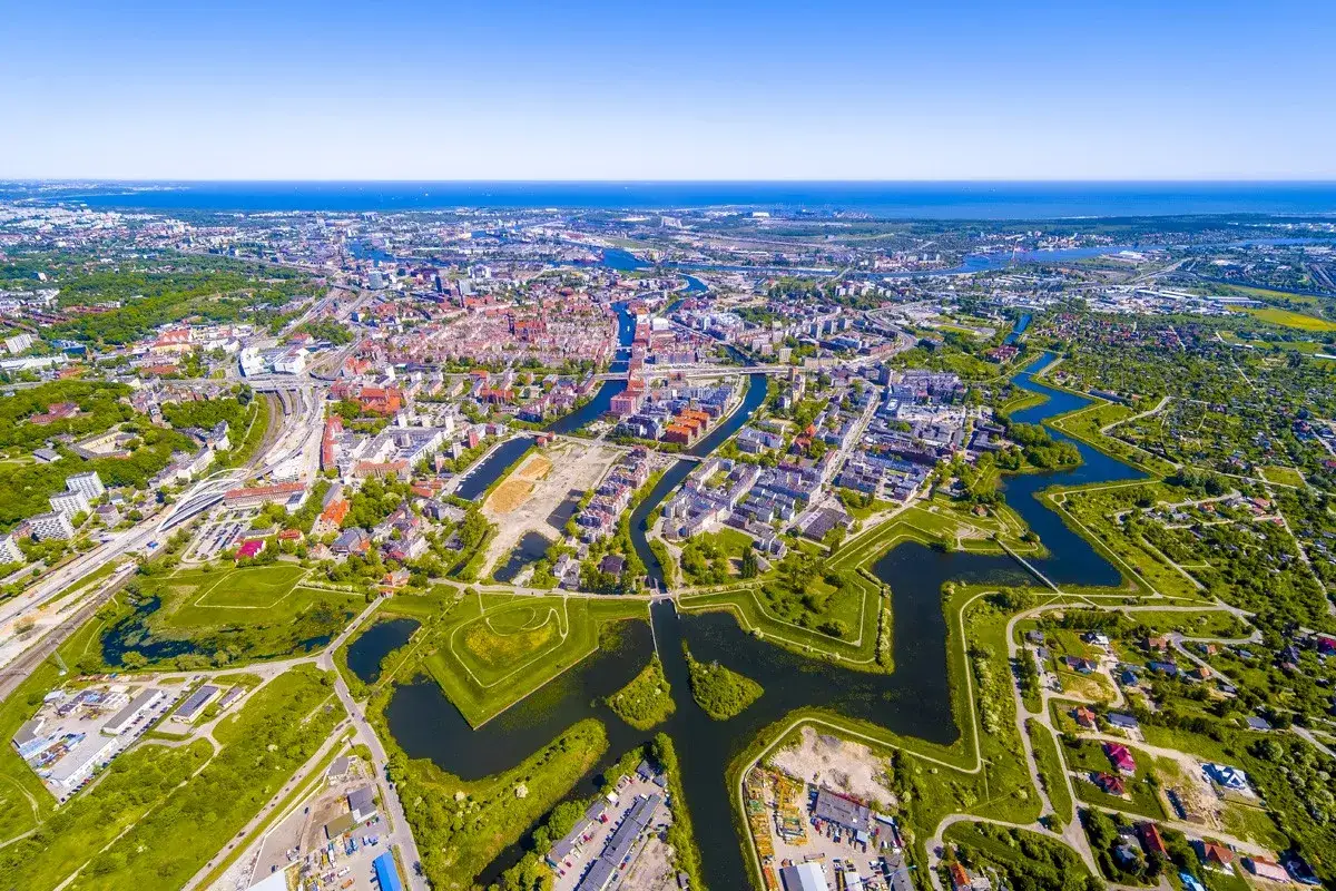 Widok z lotu ptaka na forty Gdańsk, z kanałami i zielonymi terenami.