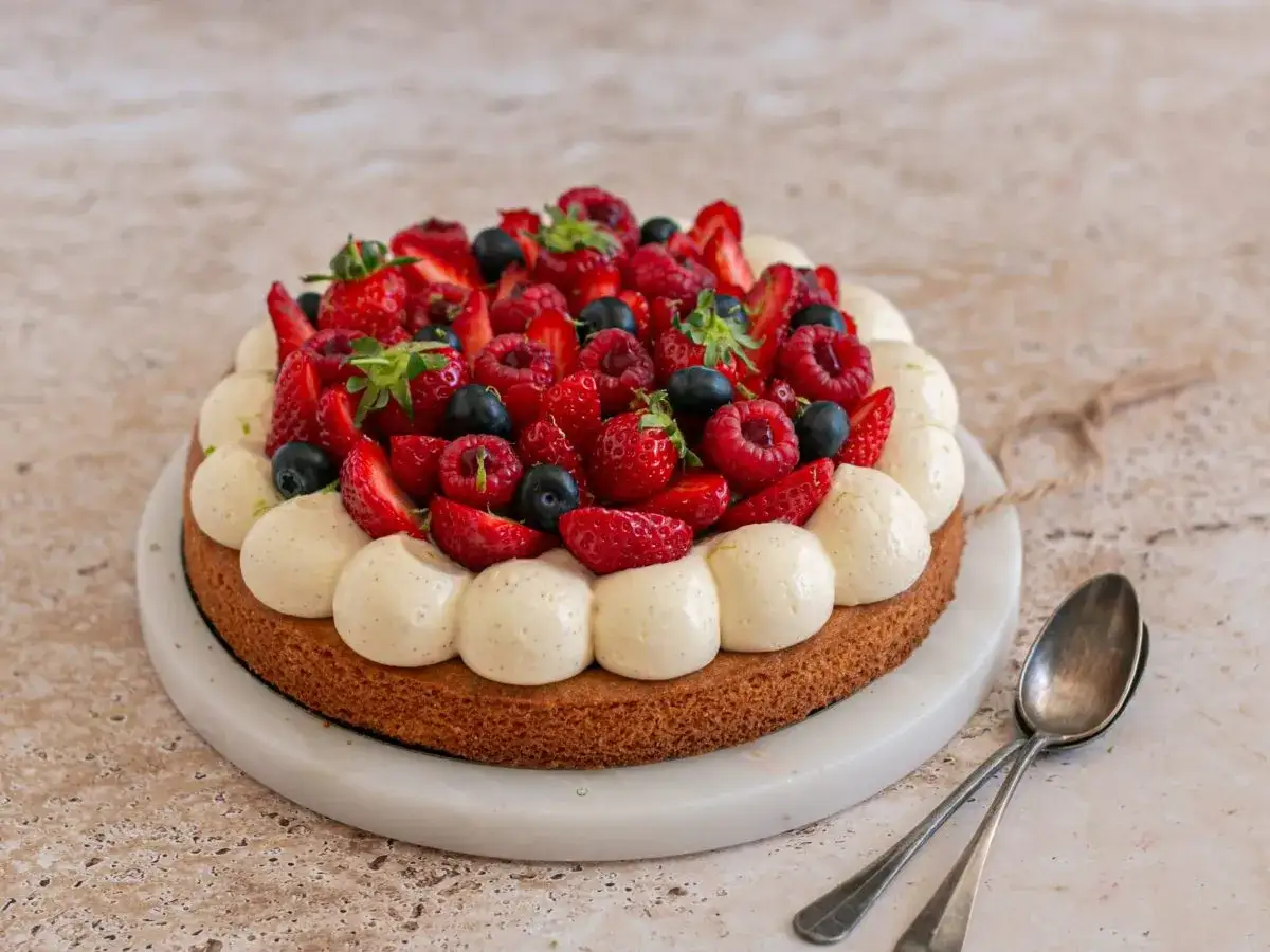 Un sabl&eacute; breton garni de cr&egrave;me onctueuse et de fruits rouges frais, pr&ecirc;t &agrave; &ecirc;tre d&eacute;gust&eacute;.