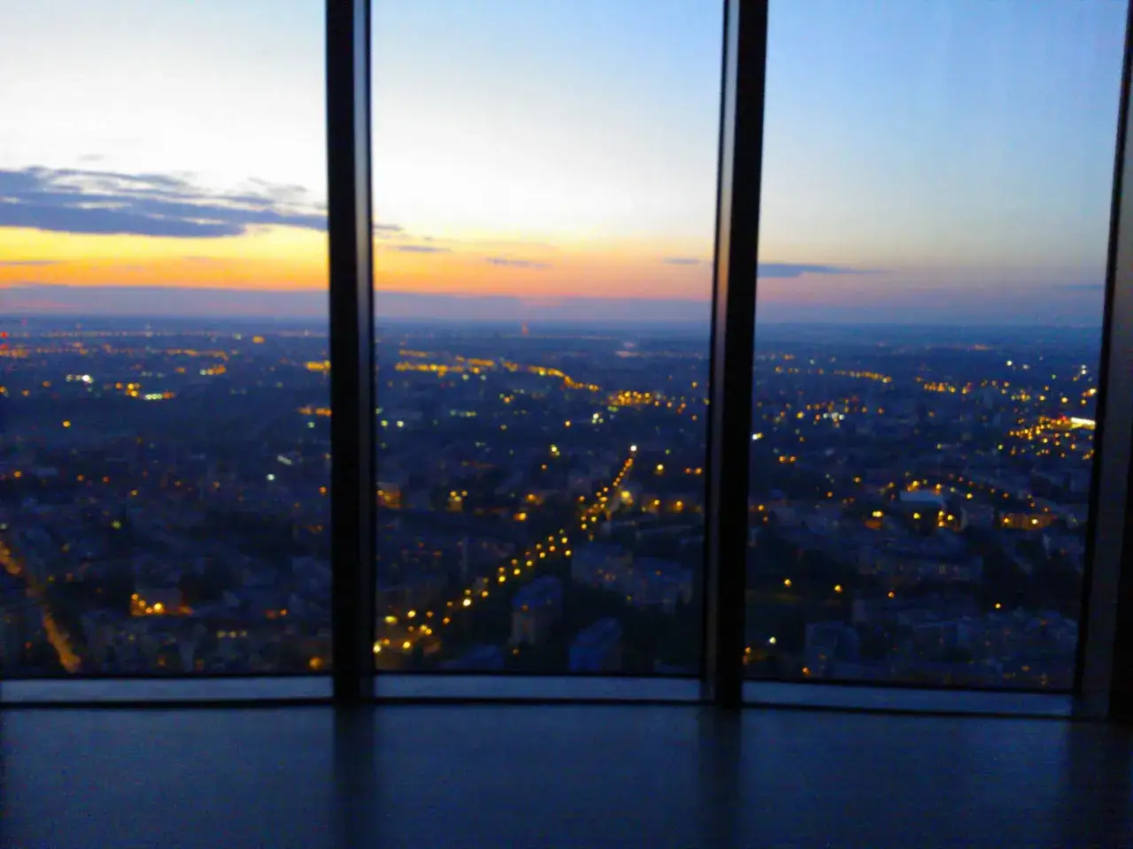 Widok z okna Sky Tower Wrocław. Wysokość robi wrażenie, miasto nocą rozświetlone tysiącami świateł.