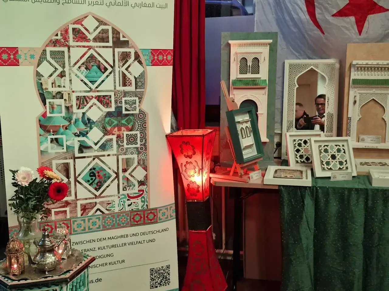 Dekorative Elemente und Kunsthandwerk, die die algerische Kultur und die Verbindung zum Maghreb und Deutschland zeigen.