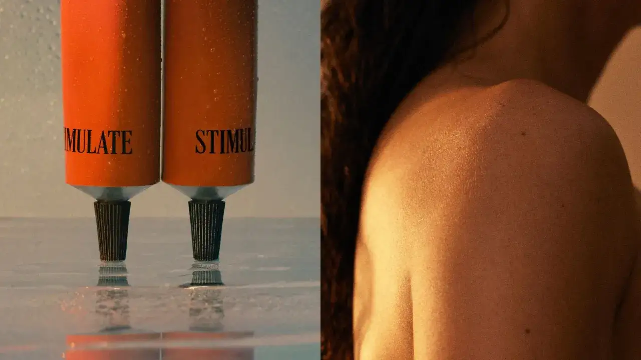 Deux tubes de crème rétinol sur ordonnance, humides, reflétant la lumière sur une peau douce et dorée.