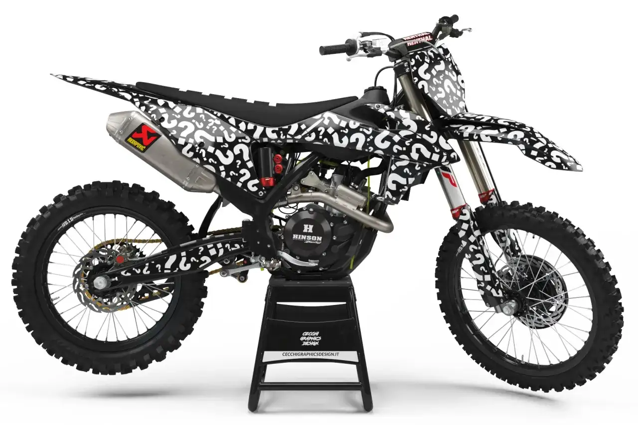 Moto da cross nera con grafiche personalizzate a punti interrogativi bianchi, un look unico per i tuoi adesivi moto custom.