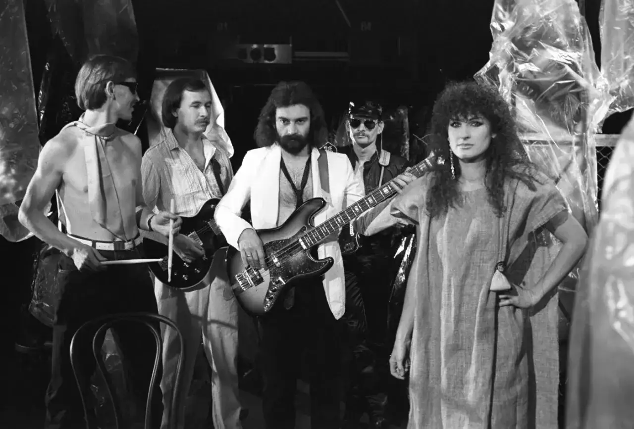 Zespół Bajm na scenie. Wokalistka z burzą loków, basista w białej marynarce, gitarzysta, perkusista i drugi gitarzysta.