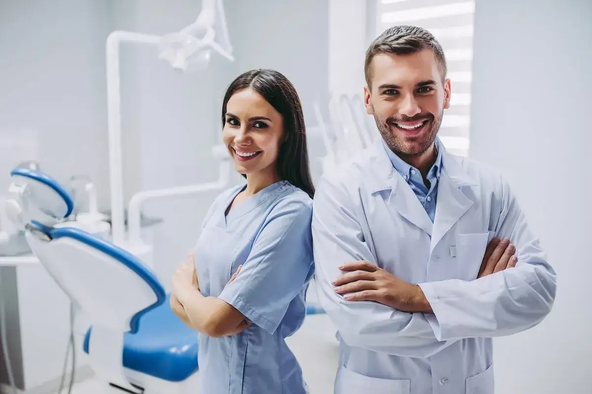 Dentysta w pracy, gabinet stomatologiczny