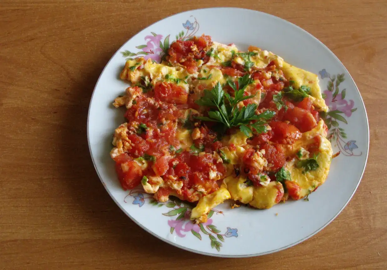 Omlet z pomidorami i natką pietruszki – idealny sposób, jak się robi omlet dietetyczny. Smaczny i lekki posiłek.