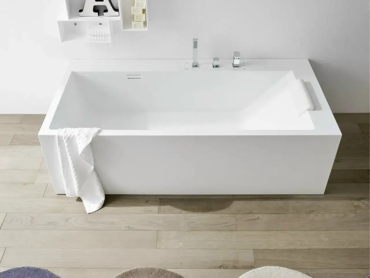 Vasca da bagno moderna bianca, con rubinetteria cromata e asciugamano. Le dimensioni della vasca da bagno sono perfette per un bagno spazioso.