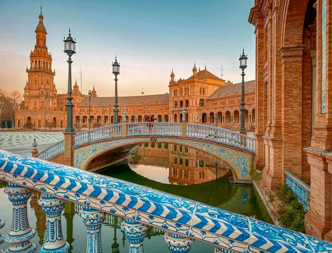Sevilla's Plaza de España, mit seiner Brücke und dem Kanal, wirkt wie eine Kulisse aus Star Wars.