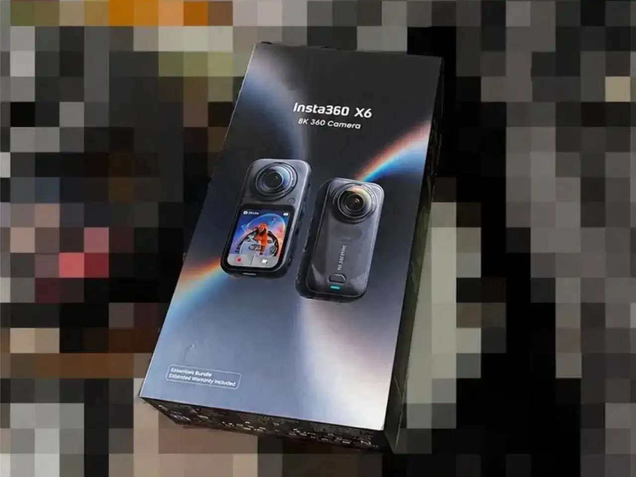 Scatola della Insta360 X6, una videocamera 8K 360. La confezione mostra due unit&agrave; della fotocamera, una con schermo attivo.