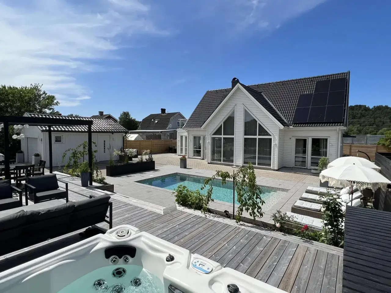 Lyxigt utomhusomr&aring;de med pool, bubbelpool och en stor altan att bygga p&aring;. Perfekt f&ouml;r avkoppling och umg&auml;nge.