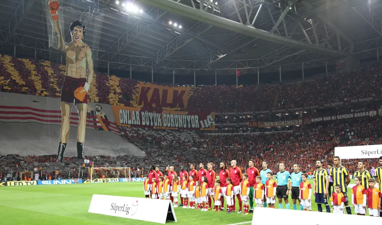 Wielka oprawa kibiców tureckich klubów piłkarskich: gigantyczny Rocky Balboa i transparenty na trybunach.