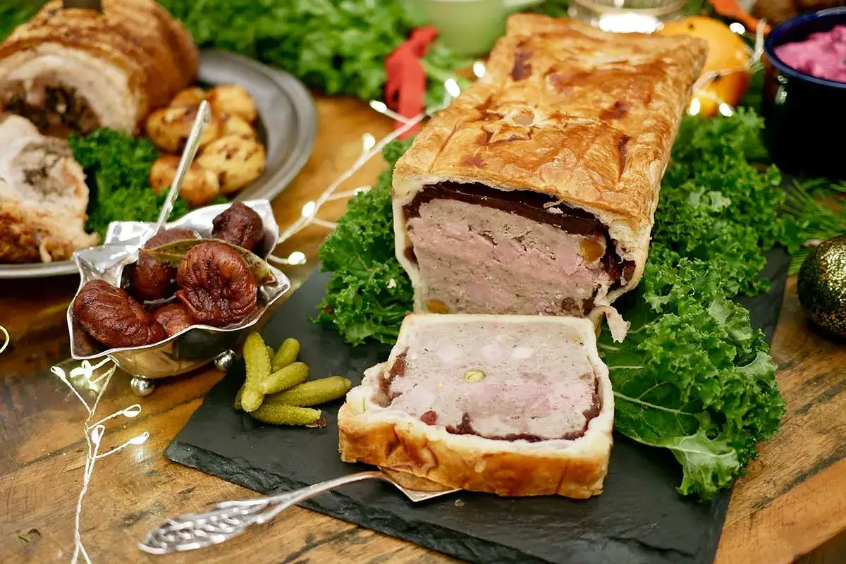 En saftig lantpat&eacute; med krispigt pajskal, serverad med rostade kastanjer och sm&aring; gurkor. Ett perfekt lantpat&eacute; recept f&ouml;r h&ouml;gtider.