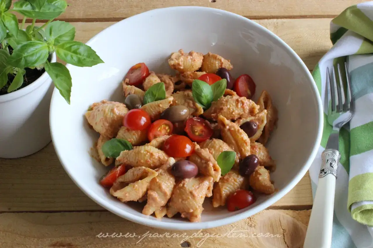 Deliciosa ensalada de pasta italiana con tomates cherry, aceitunas y albahaca fresca.