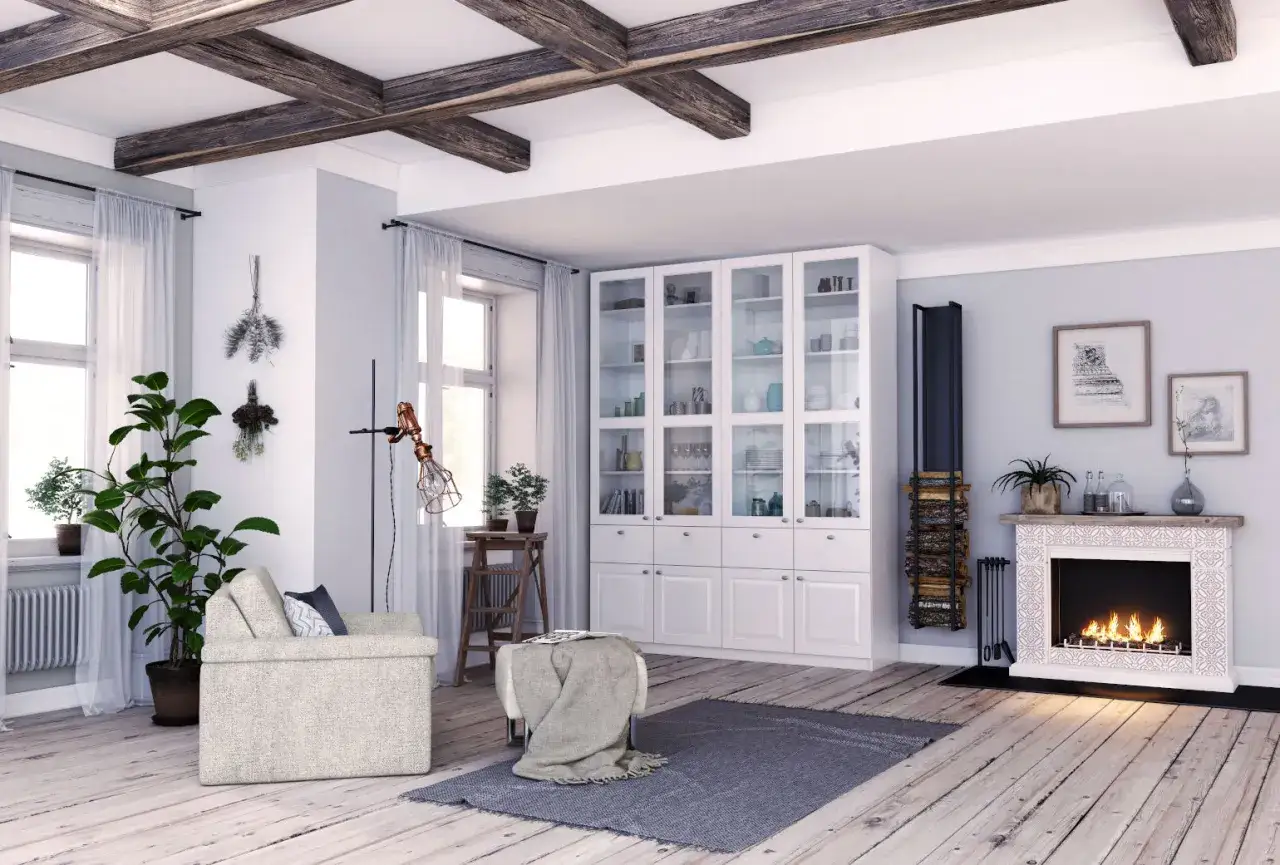 Gemütliches Wohnzimmer im amerikanischen Landhausstil mit Kamin, Bücherregal und Holzbalkendecke.