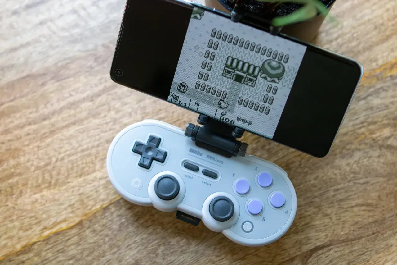 Tel&eacute;fono Android con el mejor emulador GBA, jugando a un cl&aacute;sico de Zelda con un mando SN30 Pro.