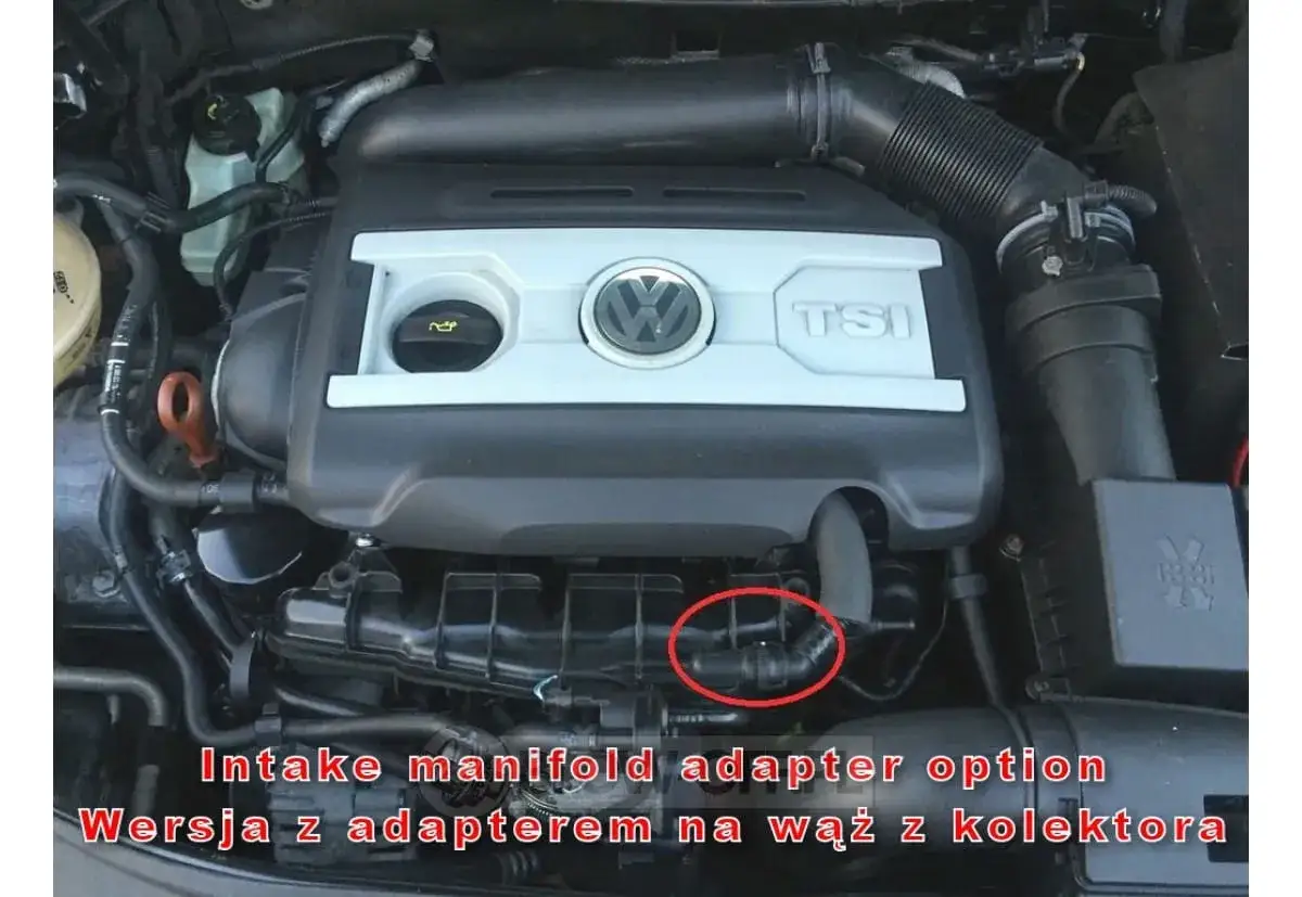 Silnik 1.8 TFSI z widocznym adapterem na wąż z kolektora.